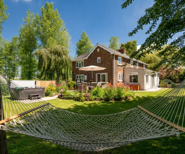 Old Barn House and its beautiful garden with hammock and hot tub