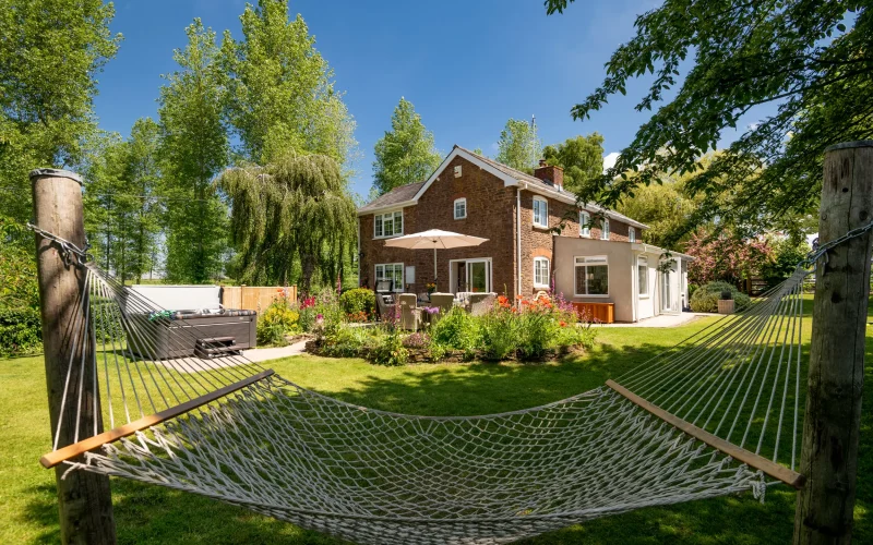 Old Barn House and its beautiful garden with hammock and hot tub